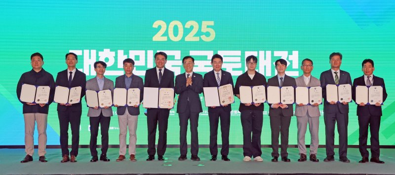 18일 서울 여의도 콘래드호텔에서 열린 '2025 대한민국 국토대전'에서 김윤덕 국토교통부 장관(왼쪽 여섯번째)이 대통령상을 수상한 노관규 전남 순천시장(왼쪽 일곱번째), 국무총리상을 받은 오승록 서울 노원구청장(왼쪽 다섯번째) 등 수상 기관 관계자들과 기념촬영을 하고 있다. 사진=박범준 기자