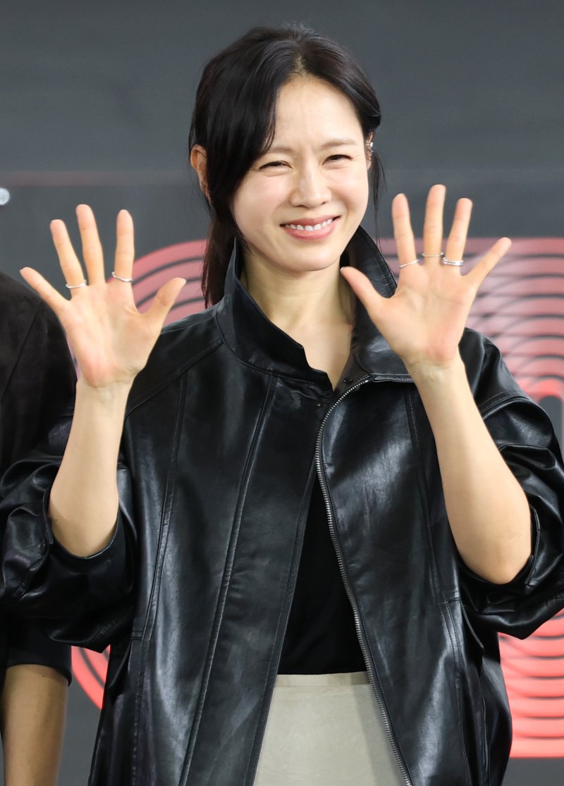 배우 손예진이 18일 서울 해시 게임 바카라 해운대구 영화의 전당에서 열린 제30회 해시 게임 바카라국제영화제(BIFF) 개막작 '어쩔수가없다‘ 오픈토크 행사에 참석해 인사를 하고 있다. 뉴스1