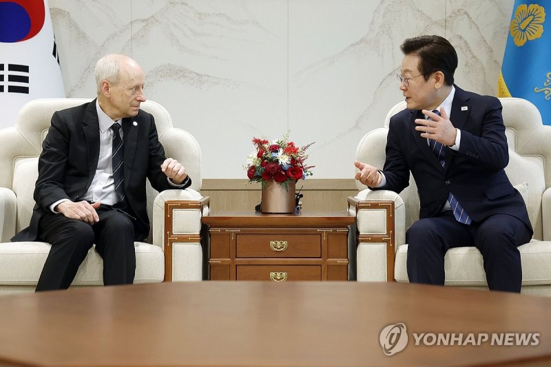 이재명 대통령, 마이클 샌델 교수 접견 (출처=연합뉴스)