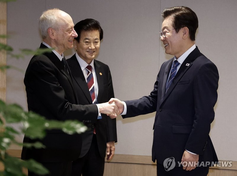 이재명 대통령, 마이클 샌델 교수 접견 (출처=연합뉴스)