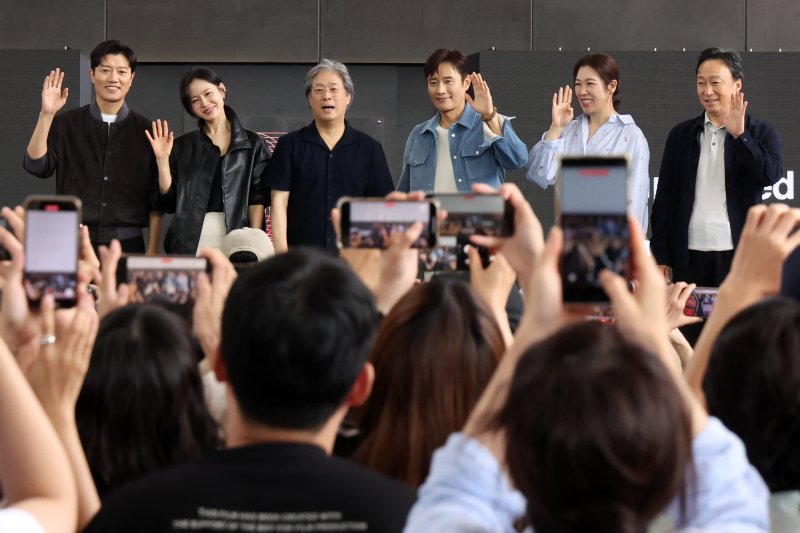 해시 게임 바카라팬들 만난 '어쩔수가없다' 18일 제30회 부산국제영화제가 열리고 있는 해운대구 영화의전당 BIFF 야외무대에서 영화 '어쩔수가없다'의 감독 박찬욱과 배우 이병헌이 오픈토크후 기념 촬영을 하고 있다. 연합뉴스