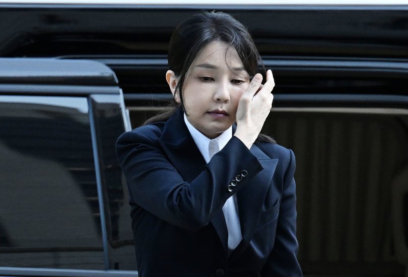 윤석열 전 대통령 부인 김건희 여사가 12일 오전 서울 서초구 서울중앙지법에서 열린 자본시장과 금융투자업에 관한 법률 위반 및 정치자금법 위반 혐의 등의 구속 전 피의자 심문(영장실질심사)에 출석하고 있다. 2025.8.12/뉴스1 ⓒ News1 사진공동취재단