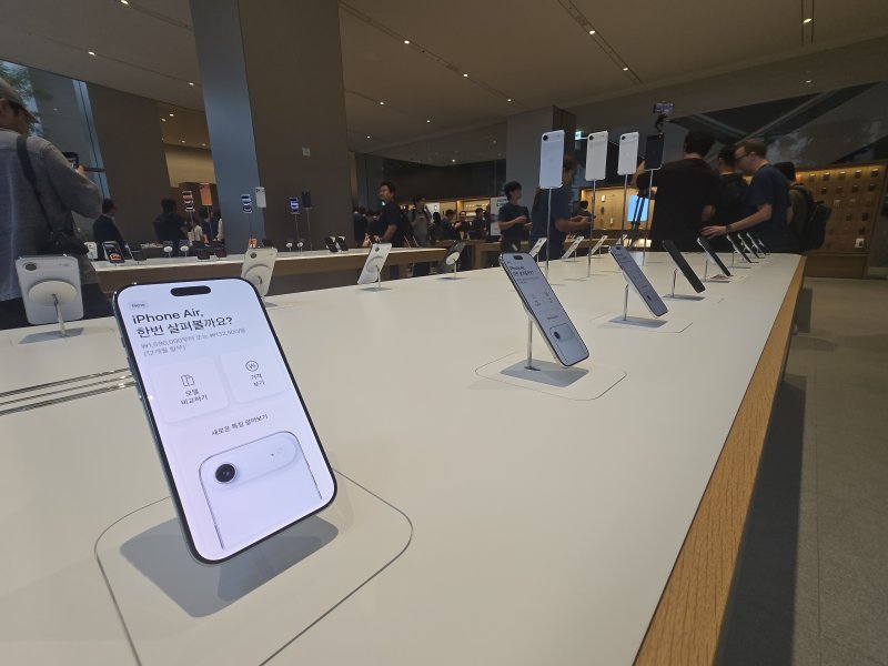 [서울=뉴시스]19일 서울 중구 명동 애플스토어에서 고객들이 애플 신제품 아이폰17 시리즈를 살펴보고 있다. (사진=윤현성 기자)