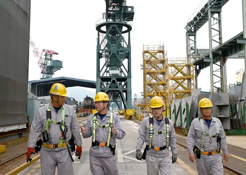 지용관 HJ중공업 생산본부 상무(왼쪽 두번째)가 18일 부산시 영도구 소재 HJ중공업 영도조선소에서 직원들과 대화를 나누고 있다. HJ중공업 제공