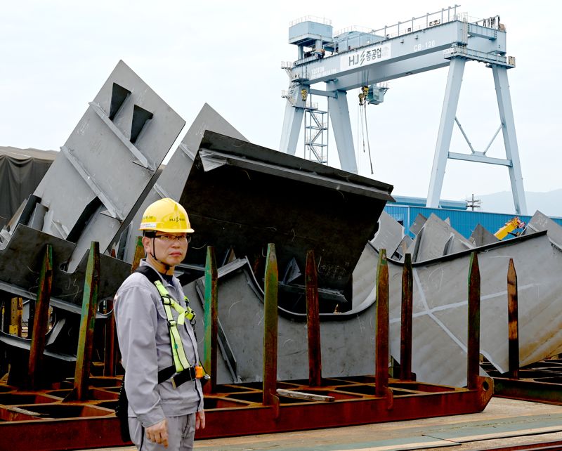 지용관 HJ중공업 생산본부 상무가 18일 부산시 영도구 소재 HJ중공업 영도조선소에서 포즈를 취하고 있다. HJ중공업 제공