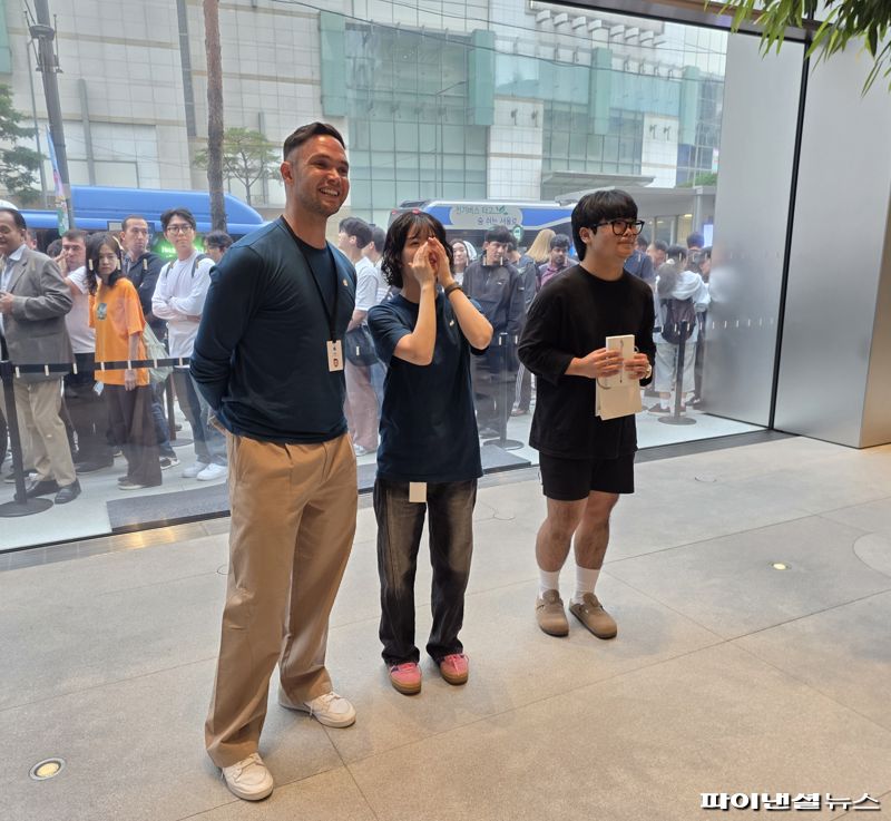 19일 오전 서울 중구 애플스토어 명동에서 직원들이 첫 구매자 김지민씨(오른쪽)를 축하해주고 있다. 사진=박성현 기자