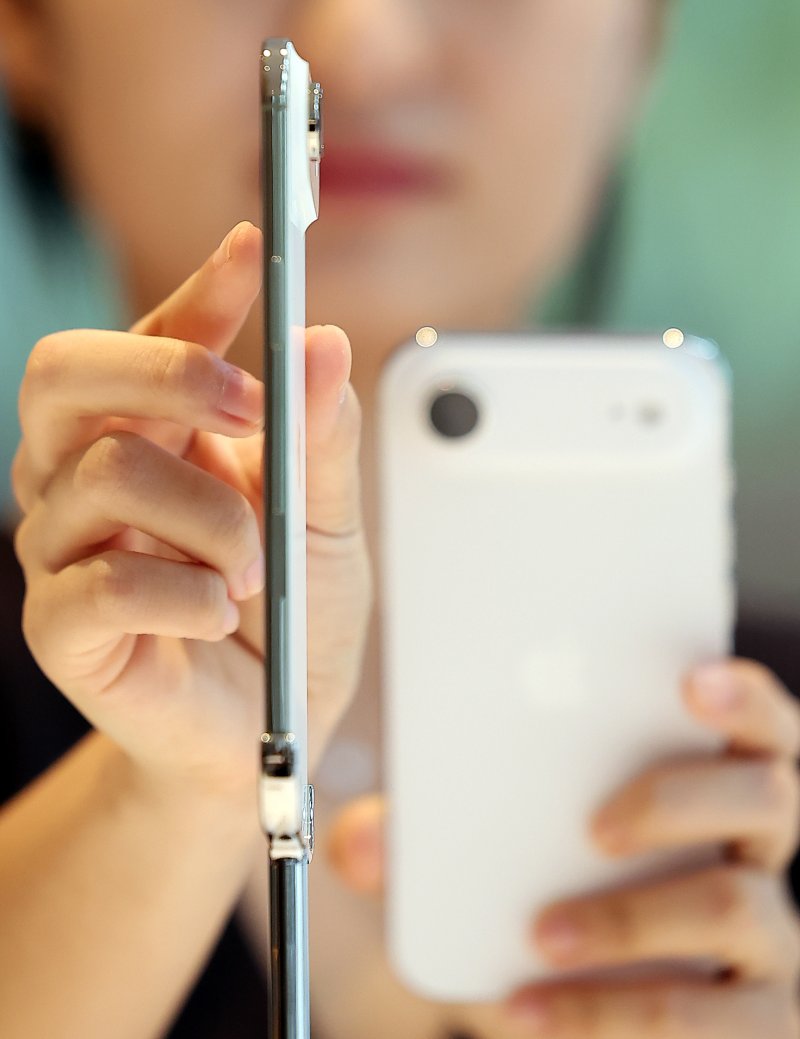 애플 폴더블 아이폰 유출? ‘아이폰 두 대 붙인 괴물폰’ 등장