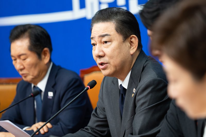 토토 바카라 더불어민주당 원내대표가 19일 국회에서 열린 최고위원회의에서 모두 발언을 하고 있다. 토토 바카라1