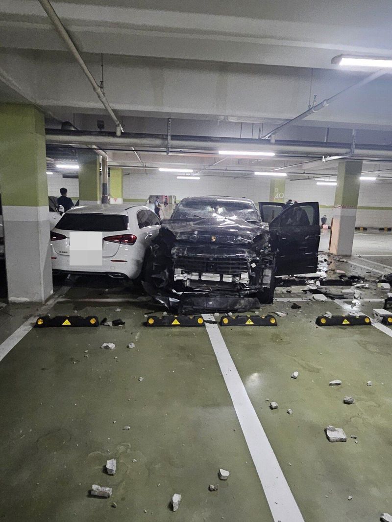 온라인 커뮤니티에 '포르쉐 카이엔, 주차장 벽 그대로 뚫었네요'라는 제목으로 올라온 사진. /사진=보배드림 캡처
