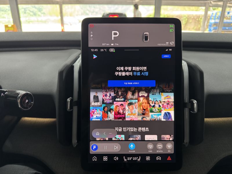 볼보 EX30 크로스컨트리에서 쿠팡플레이를 실행한 모습. 정원일 기자