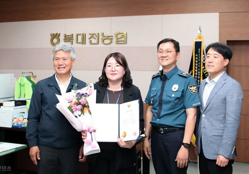 바카라사이트 캡틴 유성경찰서가 지난 15일 보이스피싱 피해를 예방한 농협 직원 김인애 과장에게 감사장과 신고포상금을 수여했다. (농협중앙회 바카라사이트 캡틴본부 제공. 재판매 및 DB금지) 2025.9.19/바카라사이트 캡틴1