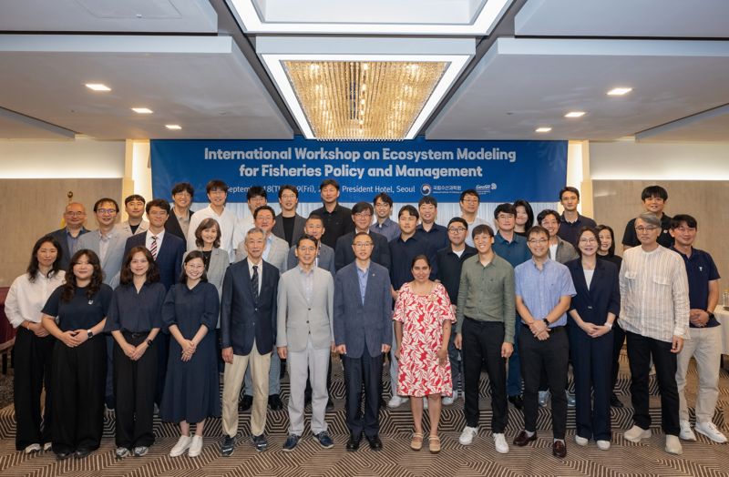 지난 18~19일 서울 프레지던트 호텔에서 열린 ‘지속가능한 수산자원 관리를 위한 수산 생태계 모델링 국제워크숍’ 참여자들이 모여 기념촬영하고 있다. 국립수산과학원 제공