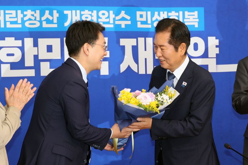 더불어민주당 정청래 대표가 19일 서울 여의도 국회에서 열린 최고위원회의에서 박지원 신임 평당원 최고위원에게 꽃다발을 전달하고 있다. 사진=서동일 기자