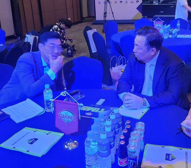 차명석 단장과 서용빈 총괄이 드래프트 현장에서 이야기를 나누고 있다.사진=전상일 기자