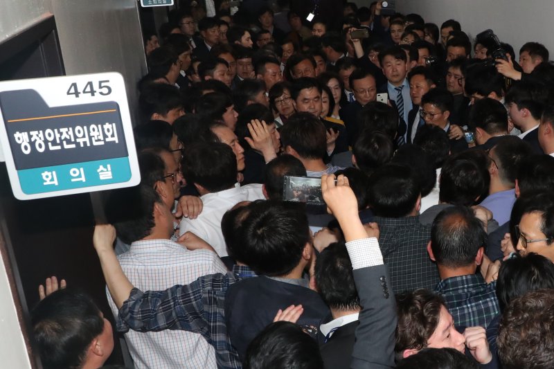 나경원 자유한국당 원내대표 등 자유한국당 의원들이 지난 2019년 4월 25일 오후 서울 여의도 국회 의안과 앞에서 여당의 공수처법 등 바카라 사이트 먹튀 지정 법안 제출을 저지하기 위해 입구를 막고 있다. 2019.4.25/바카라 사이트 먹튀1 ⓒ News1 김명섭 기자