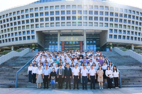 [서울=뉴시스] 바카라사이트 가입 에리카와 중국 하얼빈공업대 관계자들이 '4+0 복수학위 프로그램 제1기 신입생 입학식'에서 기념사진을 촬영하고 있다. (사진=한양대 ERICA 제공) 2025.09.19. photo@newsis.com *재판매 및 DB 금지