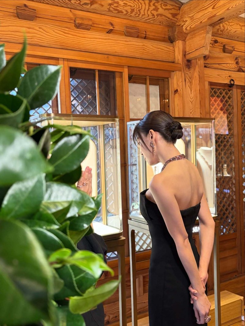 하지원, 우아한 오프숄더 드레스 자태…반전 글래머 몸매까지 [N샷]