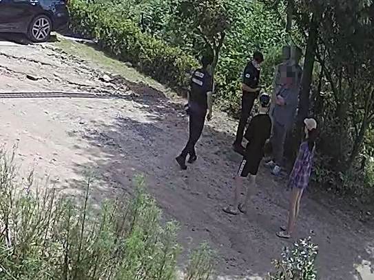 경찰관 부부가 피의자 검거 후 현장 도착한 경찰관들에게 인계하고 있다. 서부경찰서 제공