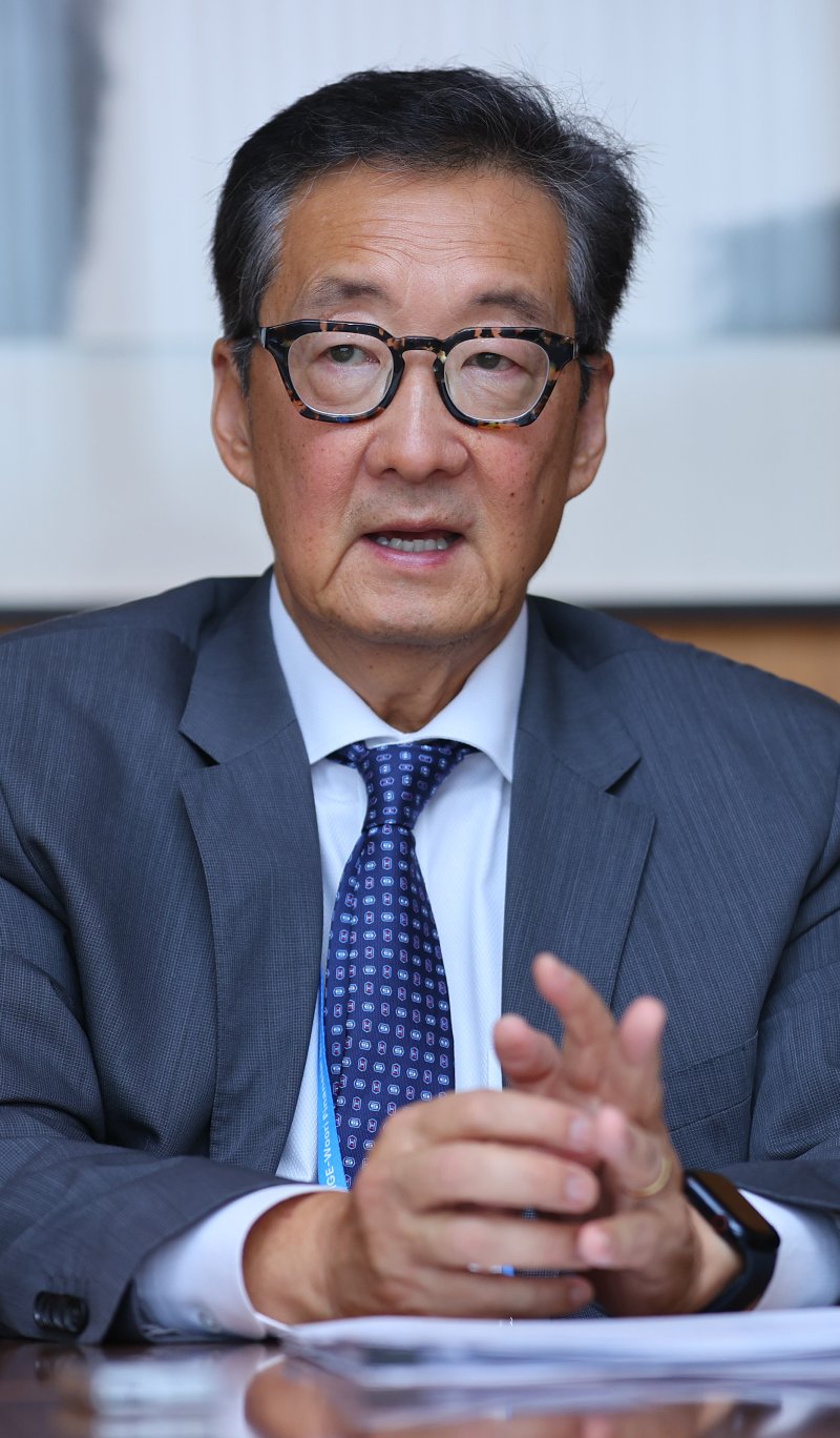 빅터 차 전략국제문제연구소(CSIS) 한국 석좌가 지난 9월 19일 서울 중구 신라호텔에서 열린 기자간담회에서 취재진 질문에 답하고 있다. 연합뉴스