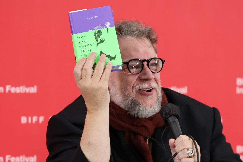 영화 '프랑켄슈타인' 감독 기예르모 델 토로(Guillermo DEL TORO)가 19일 부산 해운대구 영화의전당 비프힐에서 기자회견중 '한국 괴물 백과' 도서를 소개하고 있다. 뉴시스