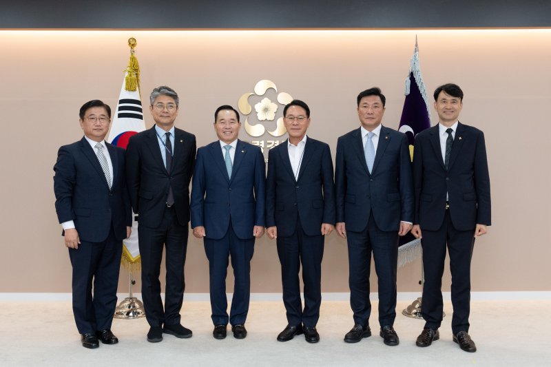 [서울=뉴시스] 대한바카라사이트 뱃무브, 제18회 대통령경호처장기 전국사격대회 개최 앞두고 대통령경호처 방문. (사진=대한바카라사이트 뱃무브 제공) *재판매 및 DB 금지