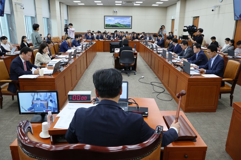 안호영 국회 환경바카라사이트 제작위원회 위원장이 19일 오전 서울 여의도 국회에서 열린 환노위 전체회의에서 의사봉을 두드리고 있다. 2025.9.19/바카라사이트 제작1 ⓒ News1 신웅수 기자