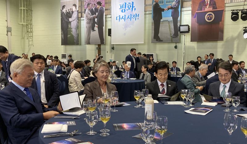 문재인 전 대통령과 김정숙 여사가 19일 경기도 파주 옛 미군 기지 캠프 그리브스에서 열린 9.19 평양공동선언 7주년 기념식에서 정동영 통일부 장관, 김동연 경기도지사와 함께 배석하고 있다. 사진=김경수 기자