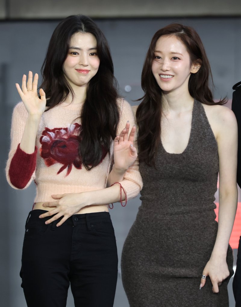 배우 한소희, 먹튀없는 바카라사이트 아톰카지노(오른쪽)가 18일 오전 서울 부산 해운대구 영화의 전당에서 열린 제30회 부산먹튀없는 바카라사이트 아톰카지노영화제(BIFF) '프로젝트 Y' 오픈 토크에 참석해 인사를 하고 있다. 2025.9.18/뉴스1 ⓒ News1 권현진 기자