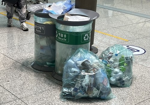 인천국제공항 제1여객터미널 3층에 쌓인 쓰레기통 (출처=연합뉴스)