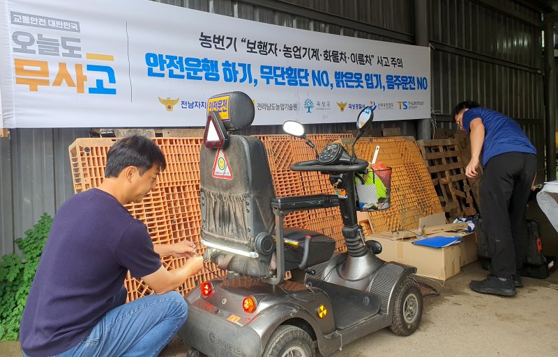 [바카라 에볼루션=뉴시스] 바카라 에볼루션군, 농업기계 교통사고 예방과 안전사고에 대비 순회수리 교육. (사진=바카라 에볼루션군청 제공). photo@newsis.com *재판매 및 DB 금지
