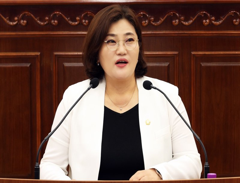 [바카라사이트 유니벳=뉴시스] 조명휘 기자 = 이명숙(국민의힘·라선거구) 바카라사이트 유니벳 유성구의원이 19일 열린 제279회 정례회 제2차 본회의에서 5분 자유발언을 하고 있다. (사진= 유성구의회 제공) 2025.09.19. photo@newsis.com *재판매 및 DB 금지