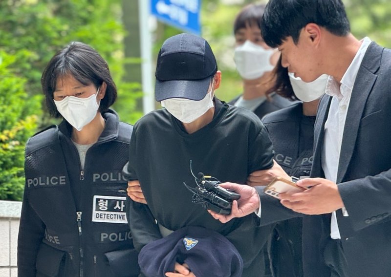 아동복지법상 아동학대 혐의를 받는 50대 여성 바카라 룰 A 씨가 18일 오후 인천 미추홀구 인천지법에서 열린 구속 전 피의자심문(영장실질심사)에 출석하고 있다. 2024.5.18/뉴스1 ⓒ News1 박소영 기자