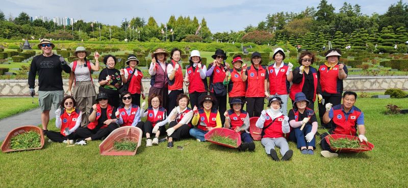 한국자유총연맹 'KFF부산UN봉사단' 재한유엔기념공원 환경정화
