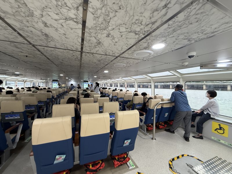 [서울=뉴시스]이수린 수습기자=19일 오전 11시 20분께 서울 영등포구 여의도 한강공원 선착장에서 탑승한 한강버스 내부. 2025.09.19 surinse@newsis.com *재판매 및 DB 금지