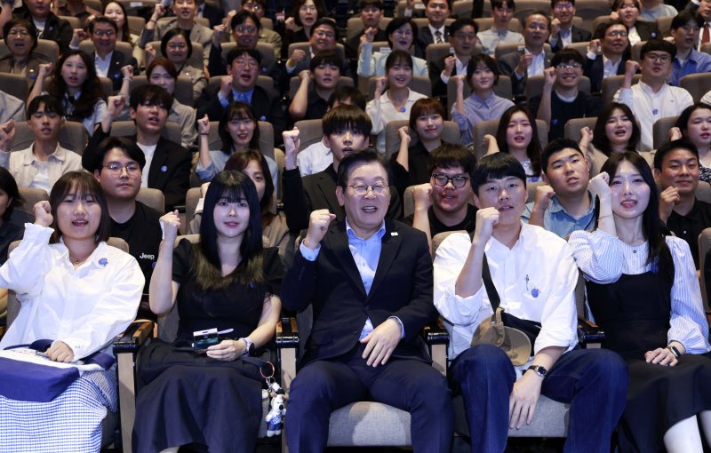 이재명 대통령이 지난 9월 19일 서울 마포구 구름아래 소극장에서 열린 2030 청년 소통·공감 토크콘서트에서 참석자들과 기념촬영을 하고 있다. 대통령실통신사진기자단