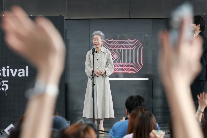 배우 윤여정이 19일 오후 해시 게임 바카라광역시 해운대구 영화의 전당에서 열린 '제30회 부산국제영화제(BIFF)' '결혼피로연' 야외무대인사에 참석해 인사를 전하고 있다. 뉴스1
