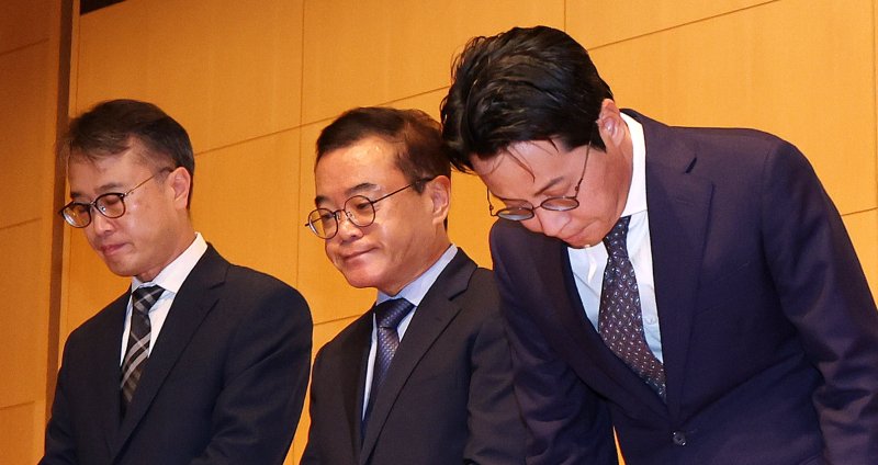 조좌진 롯데에볼루션 바카라 대표이사(오른쪽)가 18일 서울 중구 부영태평빌딩 컨벤션홀에서 열린 언론 브리핑에서 롯데에볼루션 바카라 대규모 해킹 사고 관련 대국민 사과를 하고 있다. 2025.9.18/뉴스1 ⓒ News1 박지혜 기자