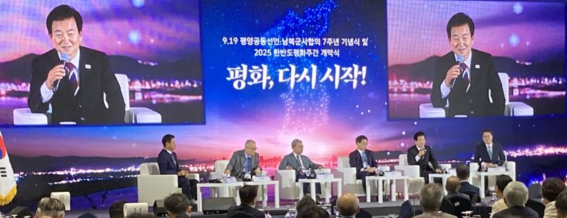 정동영 통일부 장관이 19일 경기 파주 민통선 내 옛 미군기지 캠프그리브스에서 열린 9.19평양공동선언 7주년 기념식에서 발언하고 있다. 왼쪽부터 김연철, 정세현, 이재정 전 통일부 장관, 서훈 전 국가안보실장, 정 장관, 김동연 경기도지사. 사진=김경수 기자