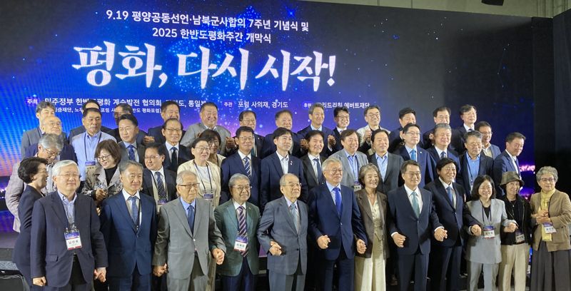 문재인 전 대통령이 19일 경기 파주 민통선 내 옛 미군부대에서 김대중 정부, 노무현 정부의 통일 관련 정책자들과 만남을 갖고 있다. 사진=김경수 기자