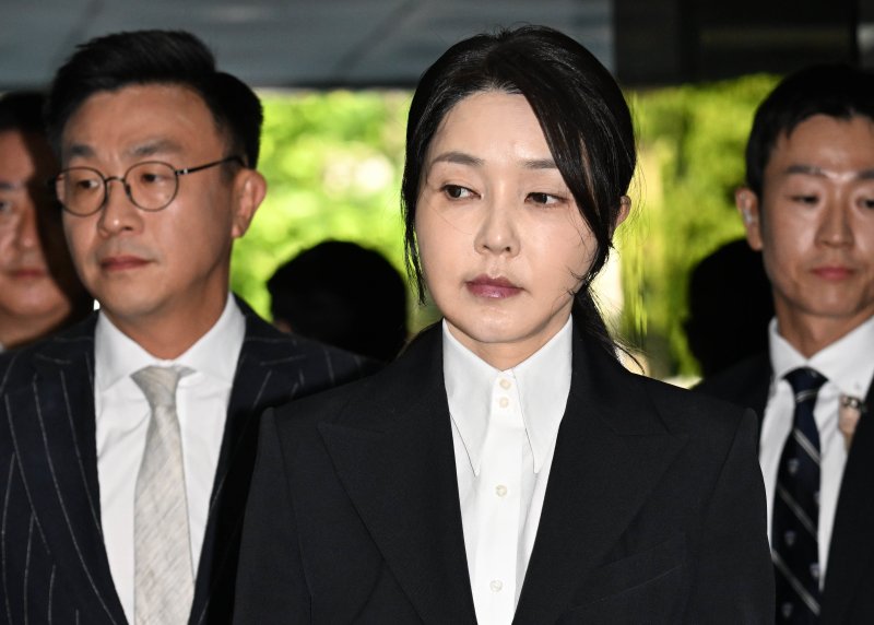 윤석열 전 대통령 부인 바카라사이트 신고 여사가 12일 오전 서울 서초구 서울중앙지법에서 열린 자본시장과 금융투자업에 관한 법률 위반 및 정치자금법 위반 혐의 등의 구속 전 피의자 심문(영장실질심사)에 출석하고 있다. 2025.8.12/뉴스1 ⓒ News1 사진공동취재단