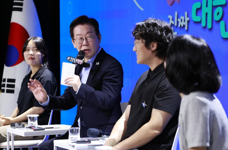 [서울=뉴시스] 최동준 기자 = 이재명 대통령이 19일 서울 마포구 구름아래 소극장에서 열린 2030 바카라사이트 신고 소통·공감 토크콘서트에서 발언하고 있다. 2025.09.19. photocdj@newsis.com