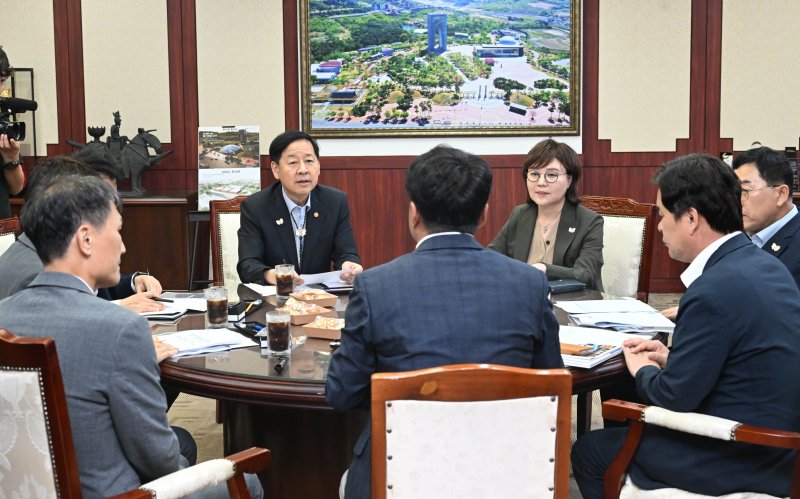 [세종=뉴시스] 구윤철 경제부총리 겸 기획재정부 장관이 19일 경주 화백컨벤션센터(HICO)를 방문해, '2025 아시아태평양경제협력체(APEC) 정상회의 준비상황을 점검하며 관계자로부터 설명을 듣고 있는 모습. (사진=기재부 제공) 2025.09.19. photo@newsis.com *재판매 및 DB 금지