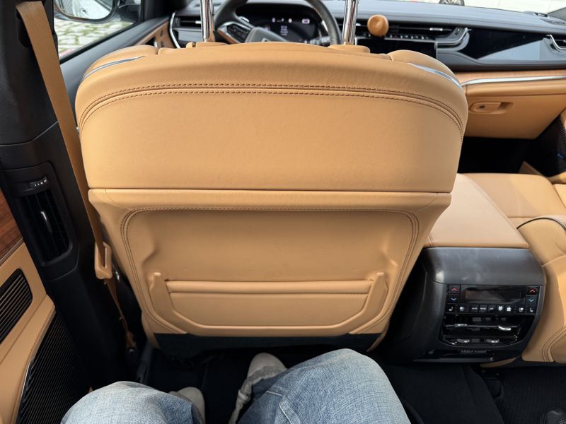 지프 그랜드 체로키L 2열에 직접 앉은 모습. 정원일 기자