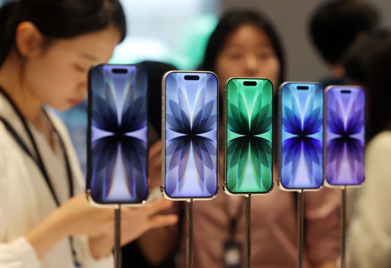 19일 서울 중구 Apple 명동 스토어에서 2024년에 이어 1차 출시국에 포함된 Apple의 신제품이 공개되자, 매장을 찾은 시민들이 제품을 체험하며 제품을 살펴보고 있다. /애플코리아 제공