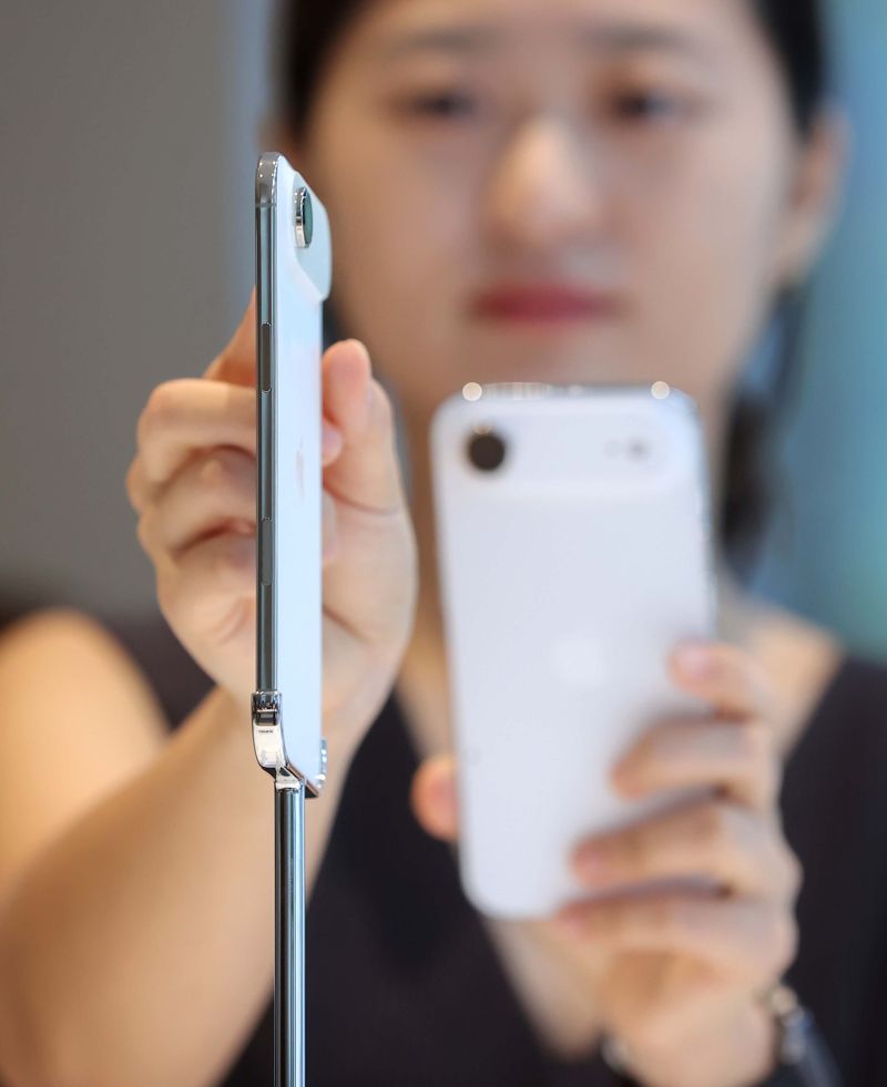 19일 서울 중구 Apple 명동 스토어에서 2024년에 이어 1차 출시국에 포함된 Apple의 신제품이 공개되자, 매장을 찾은 시민들이 제품을 체험하며 제품을 살펴보고 있다. /애플코리아 제공