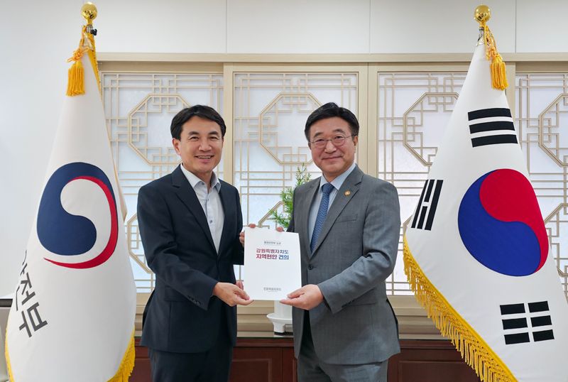 김진태 강원도지사(사진 왼쪽)가 19일 정부서울청사를 방문, 윤호중 행정안전부장관에게 강원특별법 3차 개정안 등 지역 현안에 대한 적극적인 관심을 요청했다. 강원자치도 제공