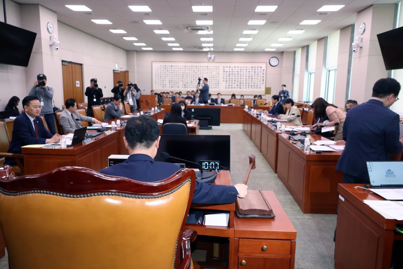 [서울=뉴시스] 고승민 기자 = 7일 서울 여의도 국회에서 열린 법제사법위원회 제1차 법안가상 바카라제1소위원회에서 박범계 위원장이 안건을 상정하고 있다. 2025.05.07. kkssmm99@newsis.com