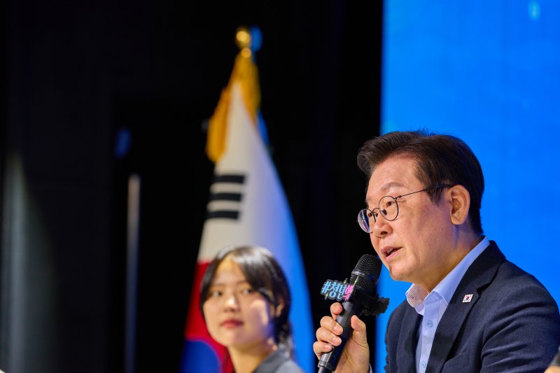 (서울=뉴스1) 허경 기자 = 이재명 대통령이 19일 서울 마포구 구름아래 소극장에서 열린 2030 청년 소통·공감 토크콘서트에서 발언하고 있다. (대통령실 제공. 재판매 및 DB 금지) 2025.9.19/뉴스1 /사진=뉴스1화상