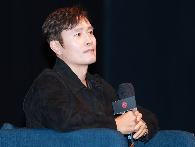 배우 이병헌이 19일 오후 부산 해운대구 동서대학교 소향씨어터 신한카드홀에서 열린 제30회 부산국제영화제(BIFF) 액터스 하우스 행사에 참석해 객석을 바라보고 있다. 2025.9.19/뉴스1 ⓒ News1 권현진 기자