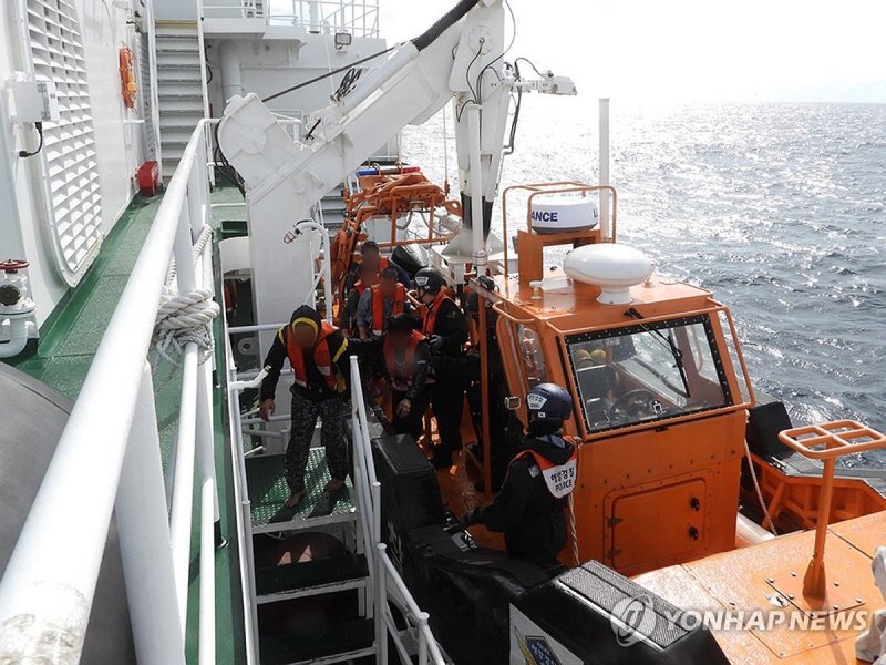 구조되는 부산 침몰 선박 승선원들 (출처=연합뉴스)